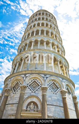 Schiefe Turm von Pisa in Italien in einem hellen, sonnigen Tag mit blauen Himmel Stockfoto