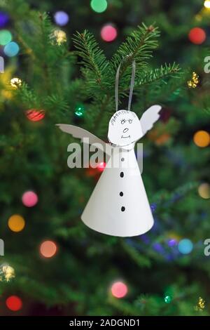 Engel aus weißem Papier, am Weihnachtsbaum. Einfache do-it-yourself Stockfoto