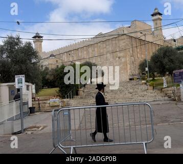 Eine ultra-orthodoxe Juden Spaziergänge vor dem Grab der Patriarchen, oder der Ibrahimi Moschee, in der geteilten Stadt Hebron, West Bank, am Mittwoch, 4. Dezember 2019. Der israelische Verteidigungsminister Naftali Bennet bestellten Beamten mit der Planung beginnen eine neue jüdische Siedlung im Herzen von Hebron, welche palästinensische Beamte sagen, ist eine Folge der Entscheidung der US-Präsident Donald Trump Siedlungen zu legitimieren. Foto von Debbie Hill/UPI Stockfoto