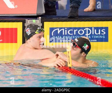 Großbritanniens Max Litchfield spricht mit Italiens Lorenzo Mora nach konkurrieren in der Männer 200 m Ruecken heizt während der kurzen Kurs Schwimmen Meisterschaften in Tollcross International Swimming Centre, Glasgow. Stockfoto