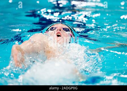 Großbritanniens Max Litchfield in der Männer 200 m Ruecken konkurrierenden heizt während der kurzen Kurs Schwimmen Meisterschaften in Tollcross International Swimming Centre, Glasgow. Stockfoto