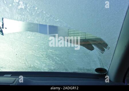 Eine gefrorene Frontscheibe eines Autos von innen ansehen Stockfoto