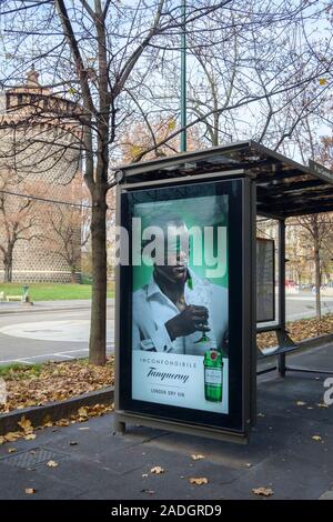 Tanqueray Gin Werbetafel in einer Bushaltestelle, Mailand, Italien Stockfoto