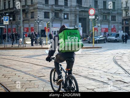 Uber Isst Biker auf der Straße in Milano, der für eine Lieferung läuft, Italien Stockfoto