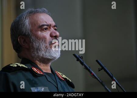 Teheran, Iran. 4. Dez, 2019. Stellvertretender Leiter der Islamischen Revolution Guards (IRGC), ALI FADAVI, spricht während einer Konferenz in Teheran, Iran. Fadavi ist ein Iranischer Kommandant und der ehemalige Befehlshaber der Marine von der Islamischen Revolutionary Guard Corps von Mai 2010 bis zum 23. August 2018. Ab 23. August 2018 ist er in die Position des IRGC stellvertretender Koordinator ernannt, Austausch Jamaladin Abromand. Im Februar 2016, Fadavi zusammen mit anderen Kommandanten der Islamischen Revolutionary Guard Corps erhielt eine Fath Medaille für das Festhalten der United States Navy Matrosen am 12. Januar 2016, im Persischen Golf. (Credit Stockfoto