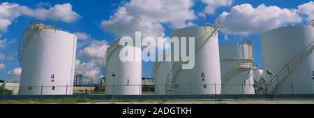 Lagertanks in einer Fabrik, Miami, Florida, USA Stockfoto