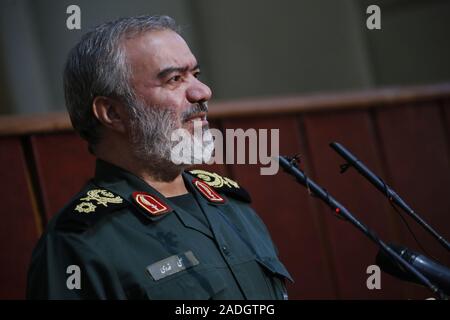 Teheran, Iran. 4. Dez, 2019. Stellvertretender Leiter der Islamischen Revolution Guards (IRGC), ALI FADAVI, spricht während einer Konferenz in Teheran, Iran. Fadavi ist ein Iranischer Kommandant und der ehemalige Befehlshaber der Marine von der Islamischen Revolutionary Guard Corps von Mai 2010 bis zum 23. August 2018. Ab 23. August 2018 ist er in die Position des IRGC stellvertretender Koordinator ernannt, Austausch Jamaladin Abromand. Im Februar 2016, Fadavi zusammen mit anderen Kommandanten der Islamischen Revolutionary Guard Corps erhielt eine Fath Medaille für das Festhalten der United States Navy Matrosen am 12. Januar 2016, im Persischen Golf. (Credit Stockfoto