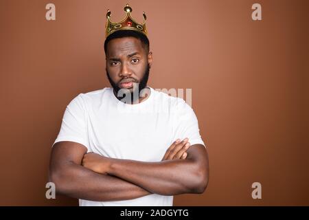 Close-up Portrait seiner er schön kühl arrogant attraktiv Sportliche brutal harten bärtigen Kerl tragen weiße T-Shirt Diadem verschränkten Armen über dunkle isoliert Stockfoto