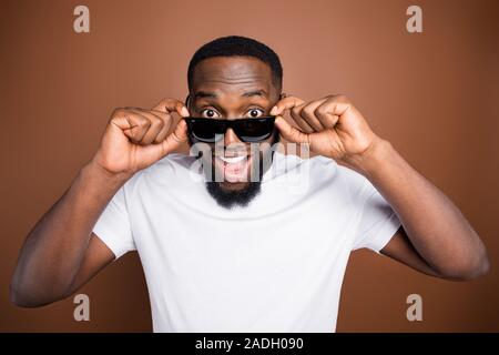 Close-up Portrait seiner er schöne attraktive cool Heiter Heiter froh überrascht bärtigen Kerl tragen weiße T-Shirt berühren Specs wow Expression isoliert Stockfoto