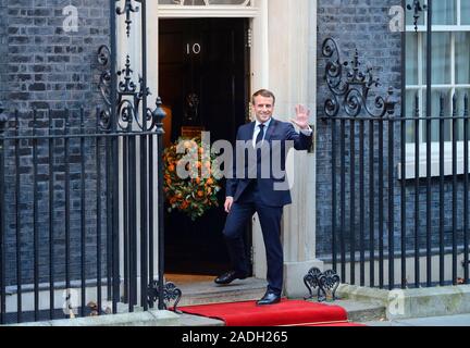 Der französische Präsident Emmanuel Längestrich in Downing Street ankommen für ein Treffen der Staats- und Regierungschefs der NATO, 3. Dezember 2019 Stockfoto