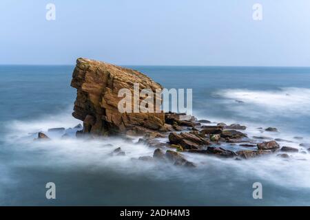 Lange Exposition der Nordsee und Charlie's Garden in Collywell Bay, Seaton Sluice, Northumberland Stockfoto