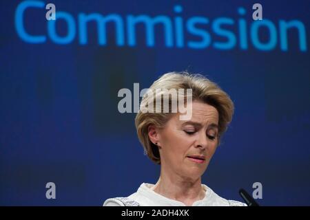 Brüssel, Belgien. 4. Dezember 2019. Der Präsident der Europäischen Kommission, Ursula von der Leyen spricht während einer Pressekonferenz auf EU-Hauptquartier. Credit: ALEXANDROS MICHAILIDIS/Alamy leben Nachrichten Stockfoto