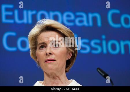 Brüssel, Belgien. 4. Dezember 2019. Der Präsident der Europäischen Kommission, Ursula von der Leyen spricht während einer Pressekonferenz auf EU-Hauptquartier. Credit: ALEXANDROS MICHAILIDIS/Alamy leben Nachrichten Stockfoto