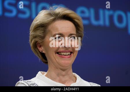 Brüssel, Belgien. 4. Dezember 2019. Der Präsident der Europäischen Kommission, Ursula von der Leyen spricht während einer Pressekonferenz auf EU-Hauptquartier. Credit: ALEXANDROS MICHAILIDIS/Alamy leben Nachrichten Stockfoto