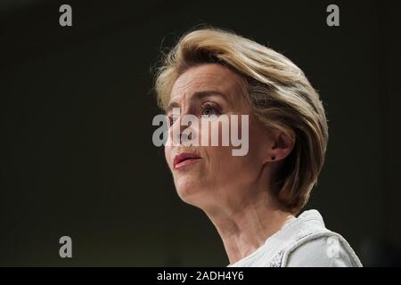 Brüssel, Belgien. 4. Dezember 2019. Der Präsident der Europäischen Kommission, Ursula von der Leyen spricht während einer Pressekonferenz auf EU-Hauptquartier. Credit: ALEXANDROS MICHAILIDIS/Alamy leben Nachrichten Stockfoto