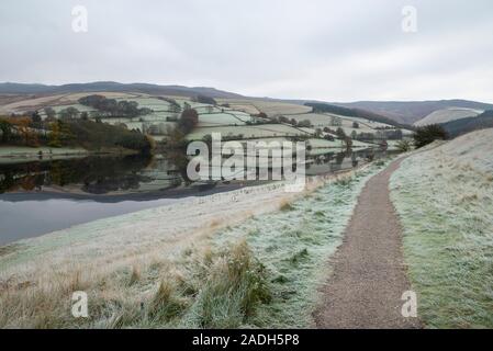 Ladybower Reservoir an einem kalten Novembermorgen. Peak District, Derbyshire, England. Stockfoto