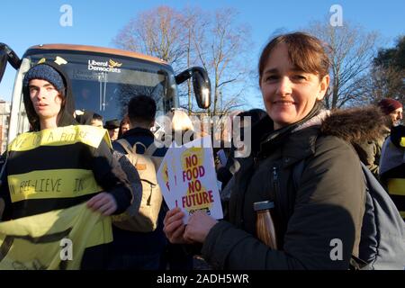 Streatham, London, UK. 04 Dez, 2019. Aussterben Rebellion sind Summen um die Kampagne Busse heute Morgen (04.12.19) und anspruchsvollen Klima- und ökologischen Notstand ist ganz oben auf der Tagesordnung dieser Wahl. 6 Aktivisten wie die Bienen sind gekleidet in streatham an der Bibliothek Dem Bus, eine Person auf den Bus geklebt ist. Der Protest, der Name "Biene - über Politik" gehen, wird durchgeführt, um Politiker von den unersetzlichen Verlust der biologischen Vielfalt, ist eine direkte Folge der schlechten, unverantwortliche Politik erinnern. Credit: Gareth Morris/Alamy leben Nachrichten Stockfoto