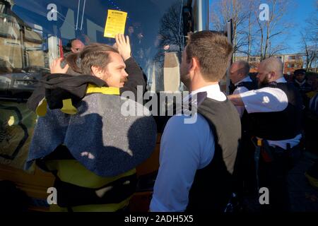 Streatham, London, UK. 04 Dez, 2019. Aussterben Rebellion sind Summen um die Kampagne Busse heute Morgen (04.12.19) und anspruchsvollen Klima- und ökologischen Notstand ist ganz oben auf der Tagesordnung dieser Wahl. 6 Aktivisten wie die Bienen sind gekleidet in streatham an der Bibliothek Dem Bus, eine Person auf den Bus geklebt ist. Der Protest, der Name "Biene - über Politik" gehen, wird durchgeführt, um Politiker von den unersetzlichen Verlust der biologischen Vielfalt, ist eine direkte Folge der schlechten, unverantwortliche Politik erinnern. Credit: Gareth Morris/Alamy leben Nachrichten Stockfoto