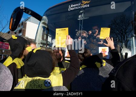 Streatham, London, UK. 04 Dez, 2019. Aussterben Rebellion sind Summen um die Kampagne Busse heute Morgen (04.12.19) und anspruchsvollen Klima- und ökologischen Notstand ist ganz oben auf der Tagesordnung dieser Wahl. 6 Aktivisten wie die Bienen sind gekleidet in streatham an der Bibliothek Dem Bus, eine Person auf den Bus geklebt ist. Der Protest, der Name "Biene - über Politik" gehen, wird durchgeführt, um Politiker von den unersetzlichen Verlust der biologischen Vielfalt, ist eine direkte Folge der schlechten, unverantwortliche Politik erinnern. Credit: Gareth Morris/Alamy leben Nachrichten Stockfoto