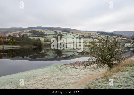 Ladybower Reservoir an einem kalten Novembermorgen. Peak District, Derbyshire, England. Stockfoto