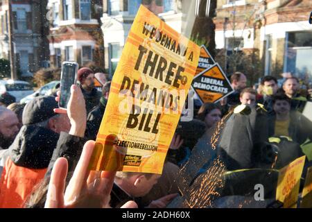 Streatham, London, UK. 04 Dez, 2019. Aussterben Rebellion sind Summen um die Kampagne Busse heute Morgen (04.12.19) und anspruchsvollen Klima- und ökologischen Notstand ist ganz oben auf der Tagesordnung dieser Wahl. 6 Aktivisten wie die Bienen sind gekleidet in streatham an der Bibliothek Dem Bus, eine Person auf den Bus geklebt ist. Der Protest, der Name "Biene - über Politik" gehen, wird durchgeführt, um Politiker von den unersetzlichen Verlust der biologischen Vielfalt, ist eine direkte Folge der schlechten, unverantwortliche Politik erinnern. Credit: Gareth Morris/Alamy leben Nachrichten Stockfoto