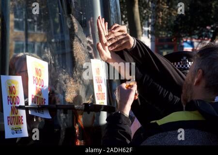 Streatham, London, UK. 04 Dez, 2019. Aussterben Rebellion sind Summen um die Kampagne Busse heute Morgen (04.12.19) und anspruchsvollen Klima- und ökologischen Notstand ist ganz oben auf der Tagesordnung dieser Wahl. 6 Aktivisten wie die Bienen sind gekleidet in streatham an der Bibliothek Dem Bus, eine Person auf den Bus geklebt ist. Der Protest, der Name "Biene - über Politik" gehen, wird durchgeführt, um Politiker von den unersetzlichen Verlust der biologischen Vielfalt, ist eine direkte Folge der schlechten, unverantwortliche Politik erinnern. Credit: Gareth Morris/Alamy leben Nachrichten Stockfoto