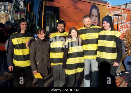 Streatham, London, UK. 04 Dez, 2019. Aussterben Rebellion sind Summen um die Kampagne Busse heute Morgen (04.12.19) und anspruchsvollen Klima- und ökologischen Notstand ist ganz oben auf der Tagesordnung dieser Wahl. 6 Aktivisten wie die Bienen sind gekleidet in streatham an der Bibliothek Dem Bus, eine Person auf den Bus geklebt ist. Der Protest, der Name "Biene - über Politik" gehen, wird durchgeführt, um Politiker von den unersetzlichen Verlust der biologischen Vielfalt, ist eine direkte Folge der schlechten, unverantwortliche Politik erinnern. Credit: Gareth Morris/Alamy leben Nachrichten Stockfoto