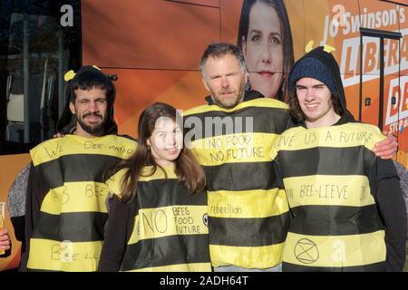 Streatham, London, UK. 04 Dez, 2019. Aussterben Rebellion sind Summen um die Kampagne Busse heute Morgen (04.12.19) und anspruchsvollen Klima- und ökologischen Notstand ist ganz oben auf der Tagesordnung dieser Wahl. 6 Aktivisten wie die Bienen sind gekleidet in streatham an der Bibliothek Dem Bus, eine Person auf den Bus geklebt ist. Der Protest, der Name "Biene - über Politik" gehen, wird durchgeführt, um Politiker von den unersetzlichen Verlust der biologischen Vielfalt, ist eine direkte Folge der schlechten, unverantwortliche Politik erinnern. Credit: Gareth Morris/Alamy leben Nachrichten Stockfoto