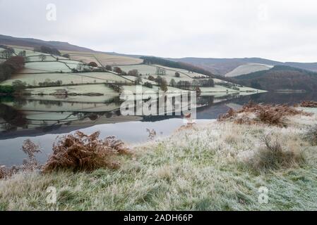 Ladybower Reservoir an einem kalten Novembermorgen. Peak District, Derbyshire, England. Stockfoto