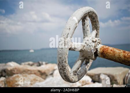 Rostiges Eisenventil und Meer, Urla, Izmir Stockfoto
