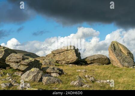 Die norber Findlinge, eiszeitliche Findlinge am südlichen Hang des Ingleborough, Yorkshire Dales National Park, England Stockfoto