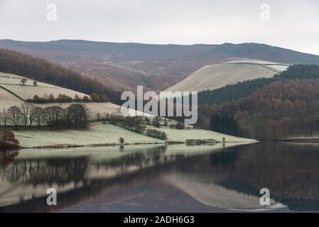 Ladybower Reservoir an einem kalten Novembermorgen. Peak District, Derbyshire, England. Stockfoto