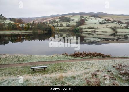 Ladybower Reservoir an einem kalten Novembermorgen. Peak District, Derbyshire, England. Stockfoto