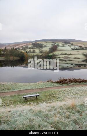 Ladybower Reservoir an einem kalten Novembermorgen. Peak District, Derbyshire, England. Stockfoto