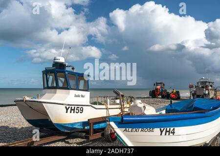 Fischerboote am Strand von Cromer, Norfolk, England Stockfoto