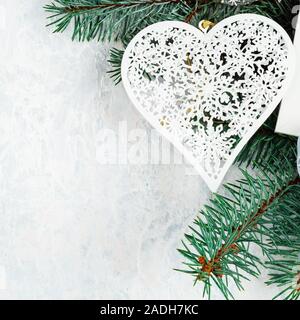 Weihnachten Spielzeug Herz auf einem weißen Hintergrund, Weihnachten Hintergrund Stockfoto