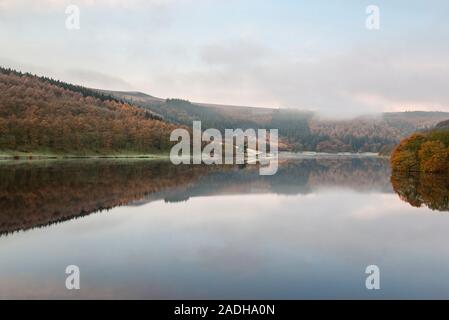 Ladybower Reservoir an einem kalten Novembermorgen. Peak District, Derbyshire, England. Stockfoto