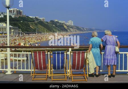 Liegestühle am Bournemouth Pier entfernt. Dorset. England. Großbritannien Stockfoto