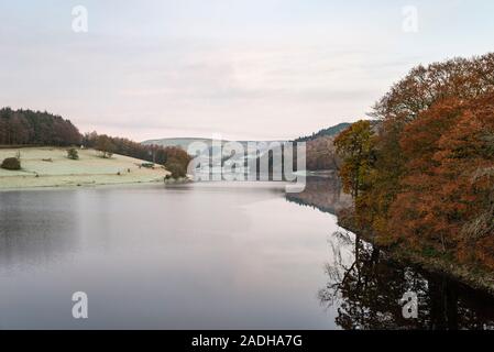 Ladybower Reservoir an einem kalten Novembermorgen. Peak District, Derbyshire, England. Stockfoto