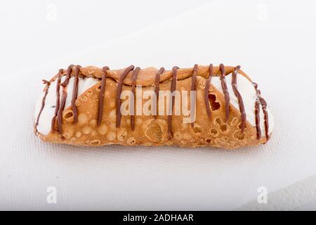 Klassische Cannoli gefüllt mit Sahne und Schokolade nieselt Stockfoto