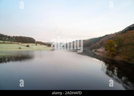 Ladybower Reservoir an einem kalten Novembermorgen. Peak District, Derbyshire, England. Stockfoto