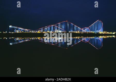 Die große Achterbahn in der Nacht. Blackpool Pleasure Beach. Blackpool. Lancashire. Großbritannien Stockfoto