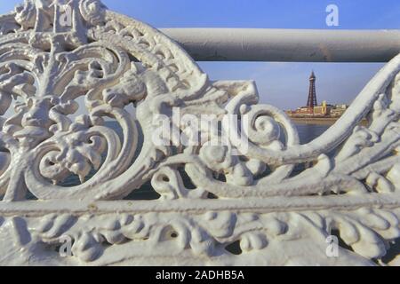 Verzierten gusseisernen Sitzgelegenheiten auf Central Pier, Blackpool, Lancashire, England, Großbritannien Stockfoto