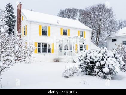 Traditionelle ältere Familie zu Hause im Schnee bedeckt. Stockfoto