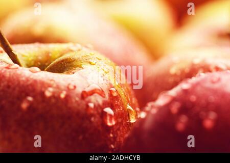 Frische rohe viele rote Äpfel, viele organische Frische süße Frucht, nasse apple Hintergrund mit Wassertropfen Stockfoto