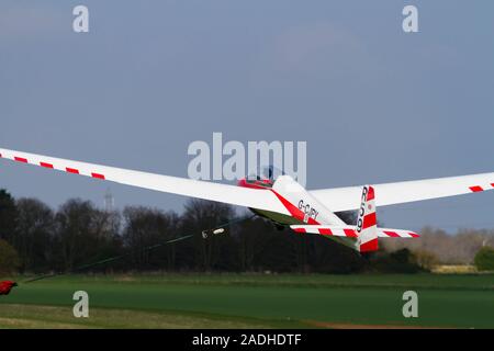 Schleicher FRAGEN 13 Segelflugzeug Der RAFGSA nimmt eine Winch Launch von Cranwell Flugplatz. Stockfoto