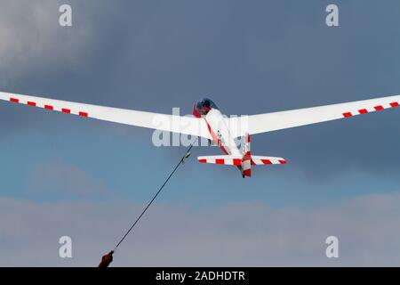 Schleicher FRAGEN 13 Segelflugzeug Der RAFGSA nimmt eine Winch Launch von Cranwell Flugplatz. Stockfoto