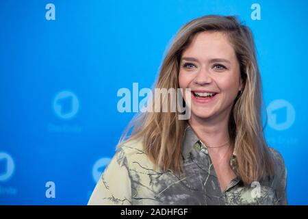 Hamburg, Deutschland. 03 Dez, 2019. Sarina RADOMSKI, Schauspielerin, protagonist WAPO Berlin Jahrespressekonferenz der ARD, Programm Presse Konferenz, in Hamburg am 03.12.2019, | Verwendung der weltweiten Kredit: dpa/Alamy leben Nachrichten Stockfoto