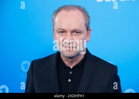 Hamburg, Deutschland. 03 Dez, 2019. Ferdinand von SCHIRACH, Autor, Schrift, Anwalt, Rechtsanwalt, Porträt, Porträt, Portrait, 7/8-Einzelbild, einzigen Motiv, Jahrespressekonferenz der ARD, Programm Presse Konferenz, in Hamburg am 03.12.2019, | Verwendung der weltweiten Kredit: dpa/Alamy leben Nachrichten Stockfoto