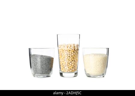 Poppy, Sojabohnen, Reis Saatgut in Glas auf weißem Hintergrund. Stockfoto